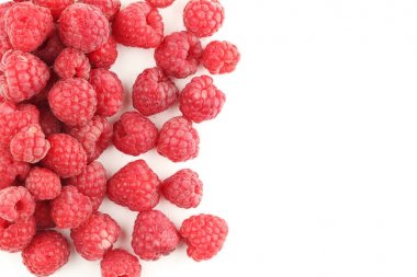 Beyaz üzerinde olgunlaşmış ahududu 