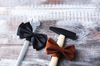 İngiliz anahtarı ve papyon çekiçle 