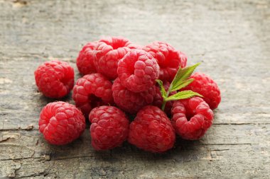 Olgun ahududu yeşil yaprak ile