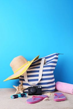 Yaz çanta şapka, flip flop, kamera ve deniz yıldızı 