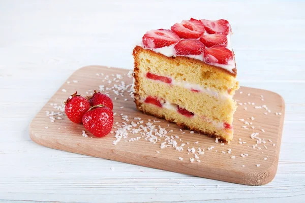 Keks-Kuchen mit Erdbeeren — Stockfoto