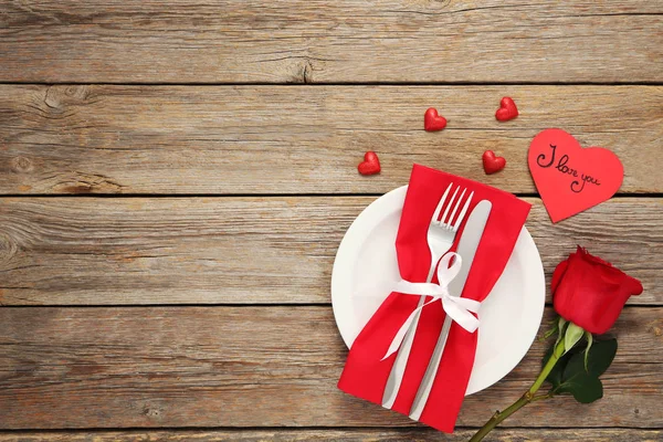 Fourchette et couteau avec rose rouge — Photo