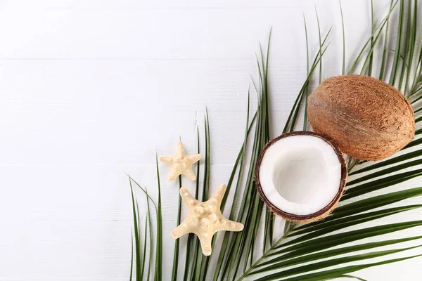 Coco sobre hoja verde con estrellas de mar — Foto de Stock