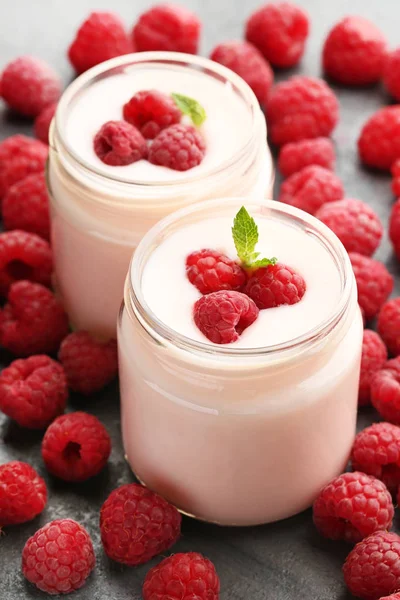 Iogurte de framboesas em jarros — Fotografia de Stock