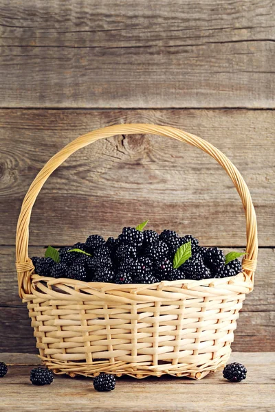熟透的黑莓在篮子里 — 图库照片