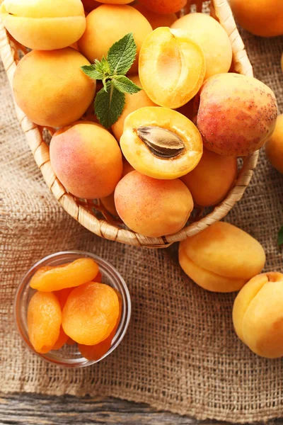 Сладкие абрикосы в корзине и миске — стоковое фото