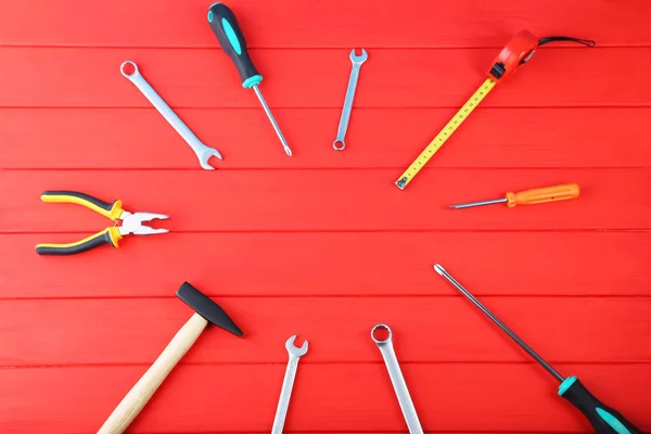 Verschiedene Werkzeuge auf rot — Stockfoto