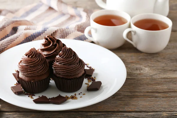 Leckere Cupcakes mit Schokoladenstücken — Stockfoto