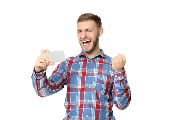 Молодой человек держит смартфон — стоковое фото