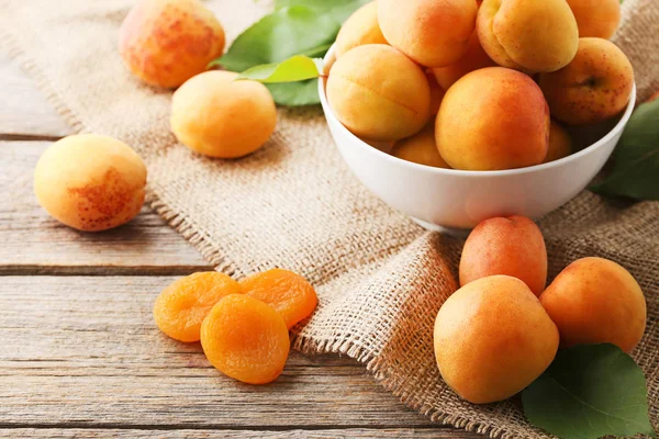 Солодкі абрикоси в мисці — стокове фото