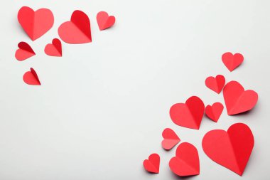 Gri arka plan üzerinde kırmızı kağıt Kalpler