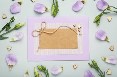 Gri arka plan üzerinde çiçek yaprakları ile tebrik kartı