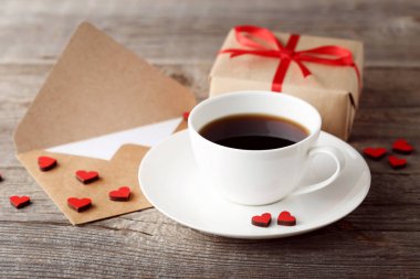 Kahve kırmızı Kalpler, zarf ve hediye kutusu ahşap tablo