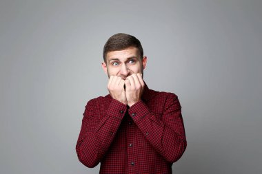 gri zemin üzerine genç adam portresi