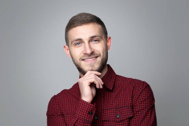 gri zemin üzerine genç adam portresi