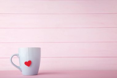 Pembe bir arka plan üzerinde kırmızı kalp ile çay