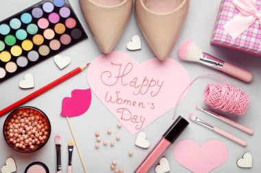 Yüksek topuklu ayakkabılar ve makyaj kozmetik ile yazıt mutlu kadınlar günü