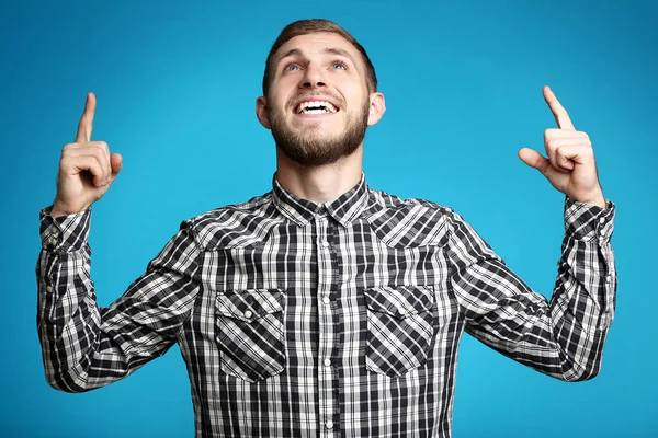 Retrato Del Joven Sobre Fondo Azul Apuntando Hacia Arriba — Foto de Stock