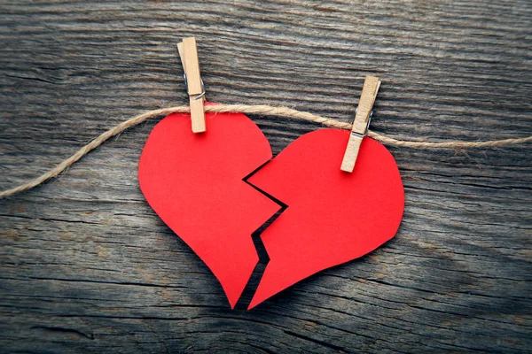Zlomené Červené Srdce Visí Laně Dřevěný Stůl — Stock fotografie