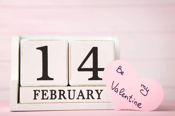 Calendario Cubo Con Corazón Papel Rosa Con Inscripción Mesa Madera — Foto de Stock