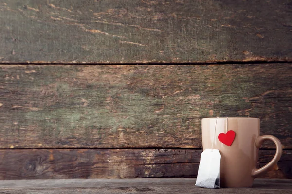 Tasse Tee Mit Roten Herzen Und Teebeutel Auf Holztisch — Stockfoto