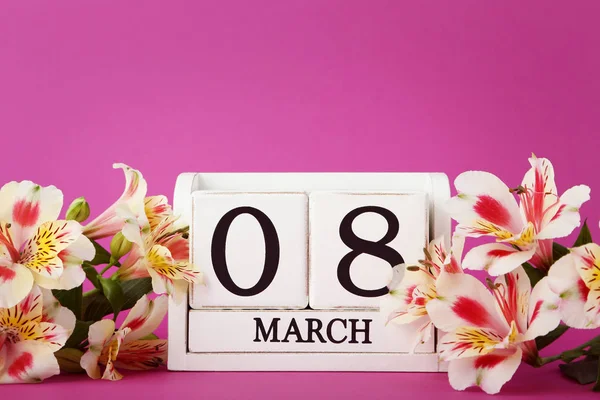 Cubi Calendario Con Fiori Sfondo Rosa — Foto Stock
