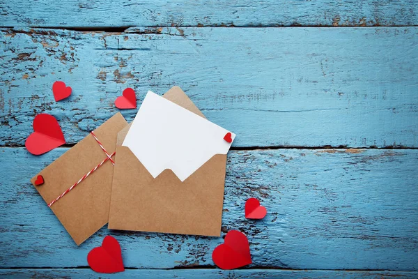 Rote Herzen Mit Umschlägen Und Leerem Blatt Papier Auf Holztisch — Stockfoto