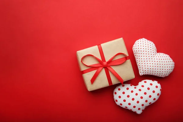 Coffret Cadeau Avec Coeurs Tissu Sur Fond Rouge — Photo