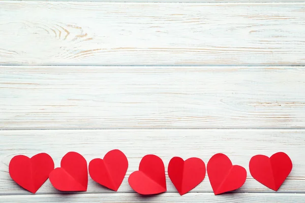 Corazones Papel Rojo Sobre Mesa Madera Blanca — Foto de Stock