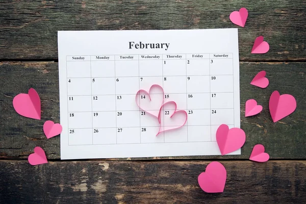 Roze Harten Met Kalender Van Februari Houten Tafel — Stockfoto