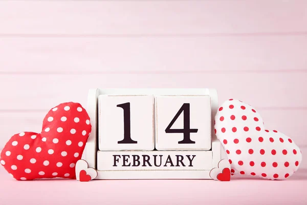 Calendario Cubos Con Corazones Tela Sobre Mesa Madera Rosa — Foto de Stock