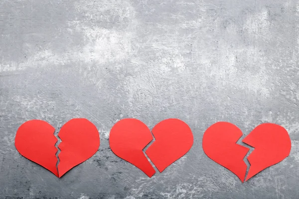Corações Vermelhos Quebrados Mesa Madeira Cinza — Fotografia de Stock