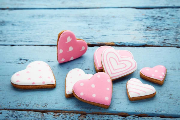 Hausgemachte Valentinskekse Auf Blauem Holztisch — Stockfoto