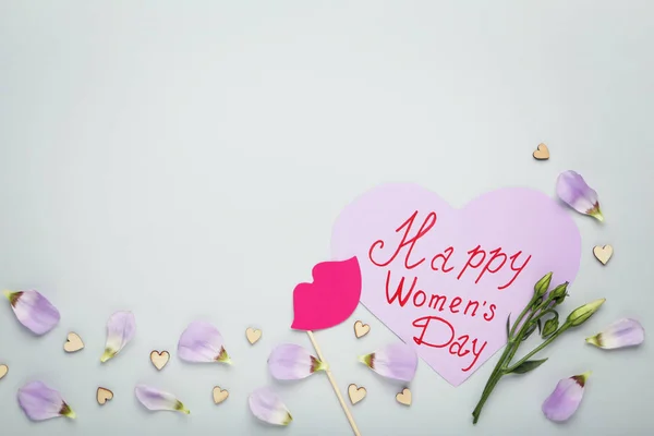 Aufschrift Happy Women Day Mit Blütenblättern Auf Grauem Hintergrund — Stockfoto