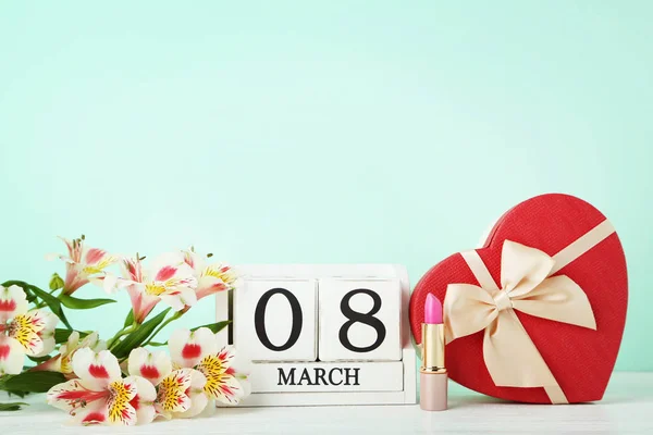 Cubos Calendario Con Flores Caja Regalo Sobre Fondo Menta — Foto de Stock