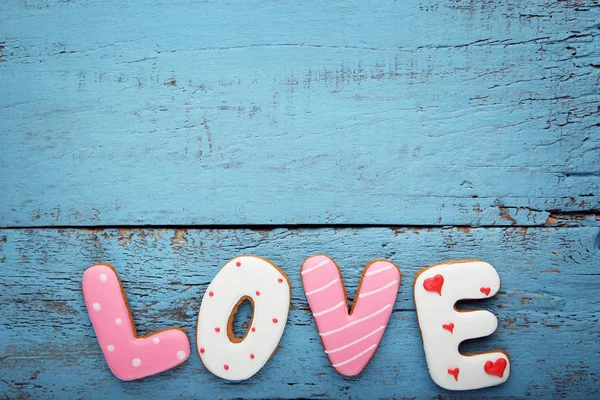 Beschriftung Liebe Durch Hausgemachte Plätzchen Auf Holztisch — Stockfoto