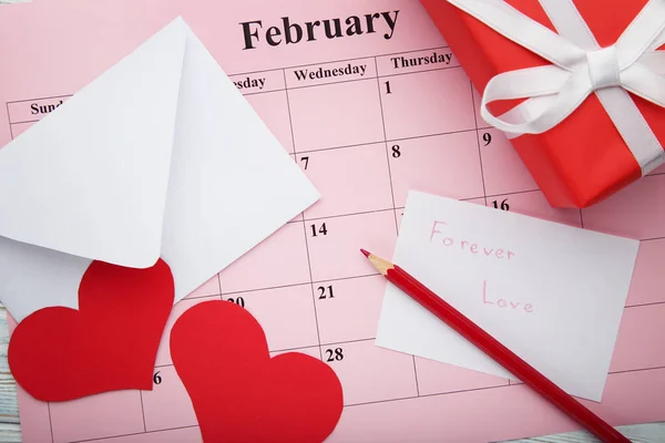 Rode Harten Met Envelop Cadeau Doos Februari Kalender — Stockfoto