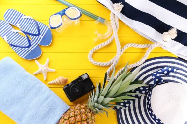 Ananas sarı ahşap yüzeyi ile plaj aksesuarları