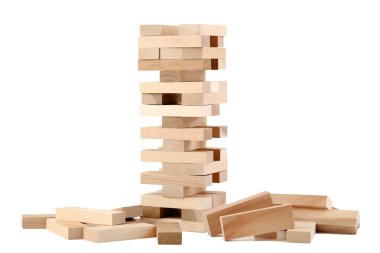 Ahşap blok kule oyun Jenga beyaz arka plan üzerinde izole.