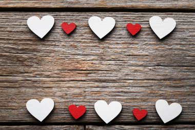 Kırmızı ve Beyaz ahşap kupa gri ahşap tablo