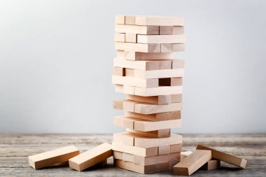 Ahşap blok gri masada oyun Jenga Kulesi