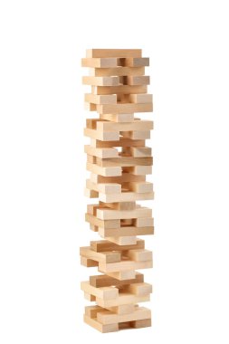 Ahşap blok kule oyun Jenga beyaz arka plan üzerinde izole.
