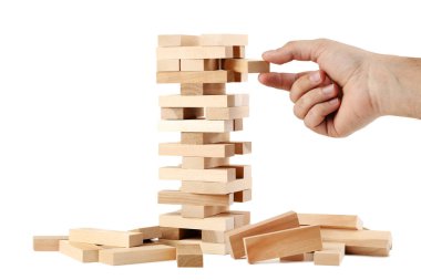 Erkek el ahşap bloklar iskambil kule oyun Jenga beyaz arka plan üzerinde