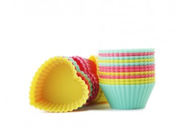 Boş cupcake durumları ve beyaz arka plan üzerinde izole silikon kalıplar