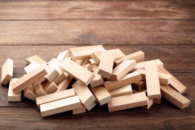 Tahta bloklar yığını kahverengi masada oyun Jenga Kulesi