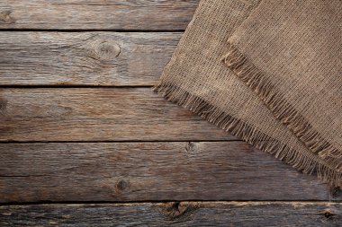 Çul peçete üzerinde çizik ahşap masa