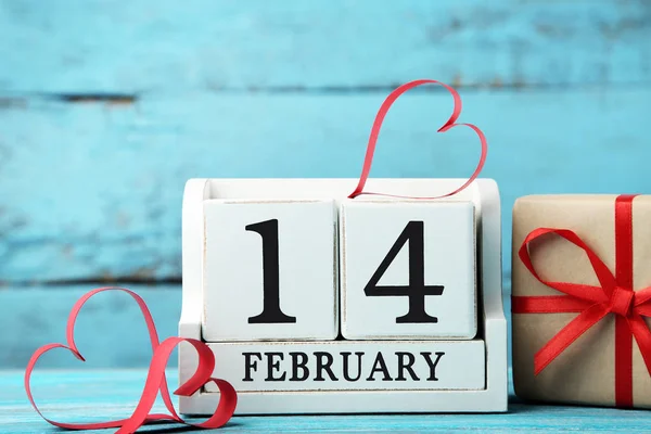 Calendario Cubo Con Corazones Papel Rojo Caja Regalo Mesa Madera — Foto de Stock