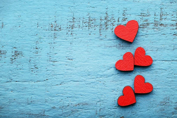 Corazones Rojos Madera Sobre Mesa Azul — Foto de Stock