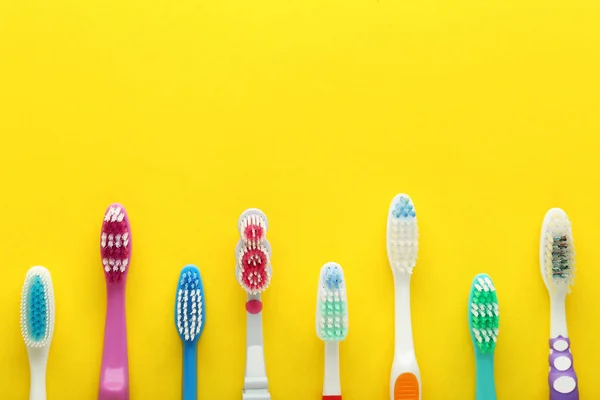Kleurrijke Tandenborstels Gele Achtergrond — Stockfoto