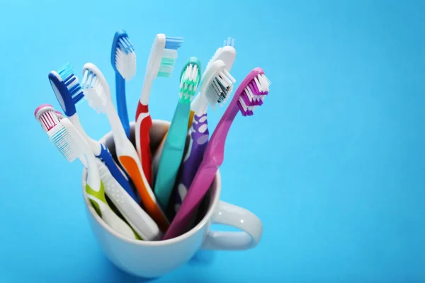 Brosses Dents Colorées Tasse Sur Fond Bleu — Photo